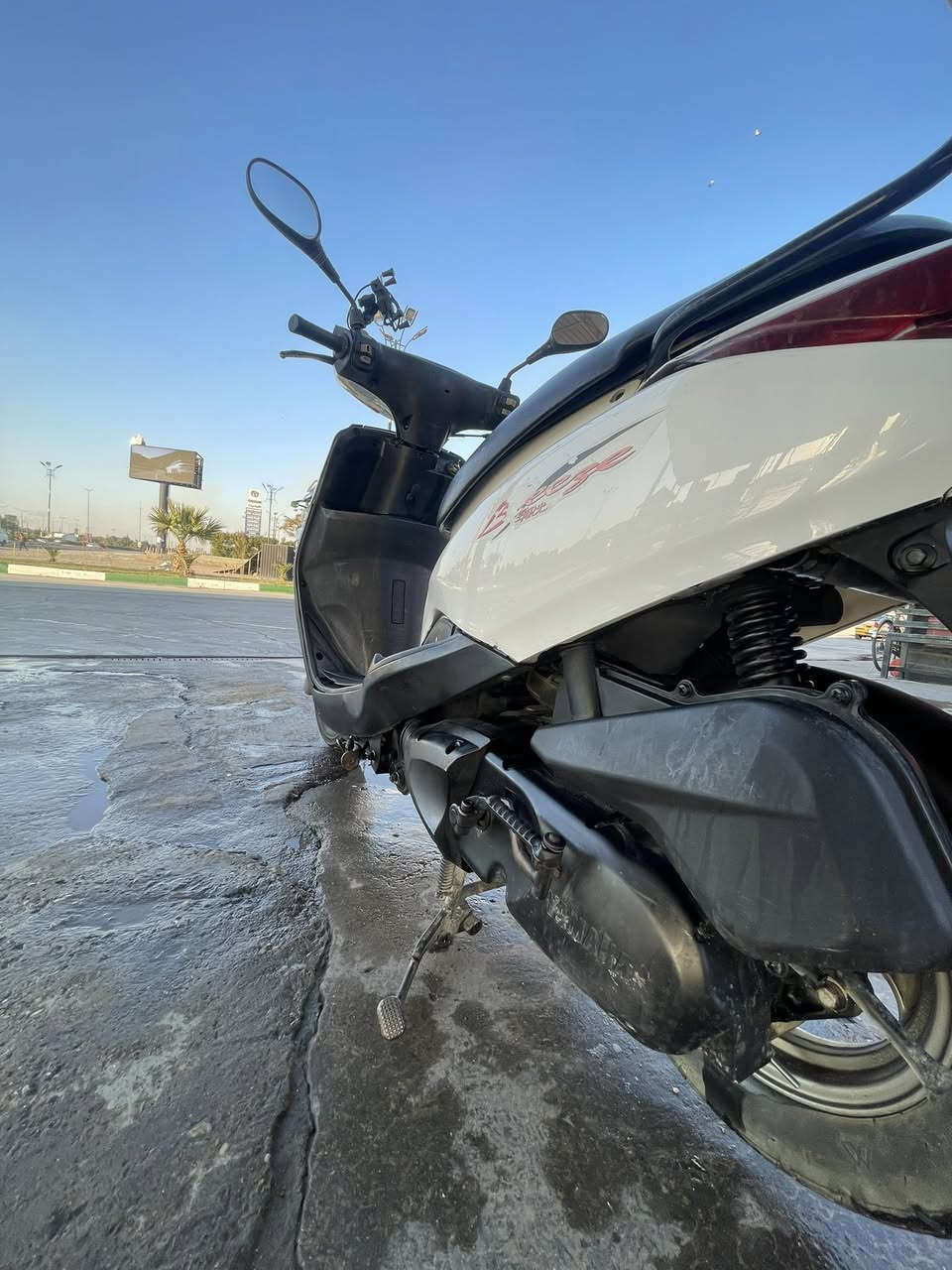 السلام عليكم دراجه بريز للبيع ماشيه ١٢ الف حقيقي دراجه جديده بمعنى الكلمه استعمال قليل أوراق كامله كهربائيات برغي مابيهم نقص كيلو متر طوافه اشاير كامله من كل النواحي ربع متصرف عليها مكينه ممفتوحه واتحمل مسؤليه كلامي السعر ٦٠٠ الف وبيها مجال شي بسيط مكاني بغداد الدوره البوعيثه الرقم ***********
