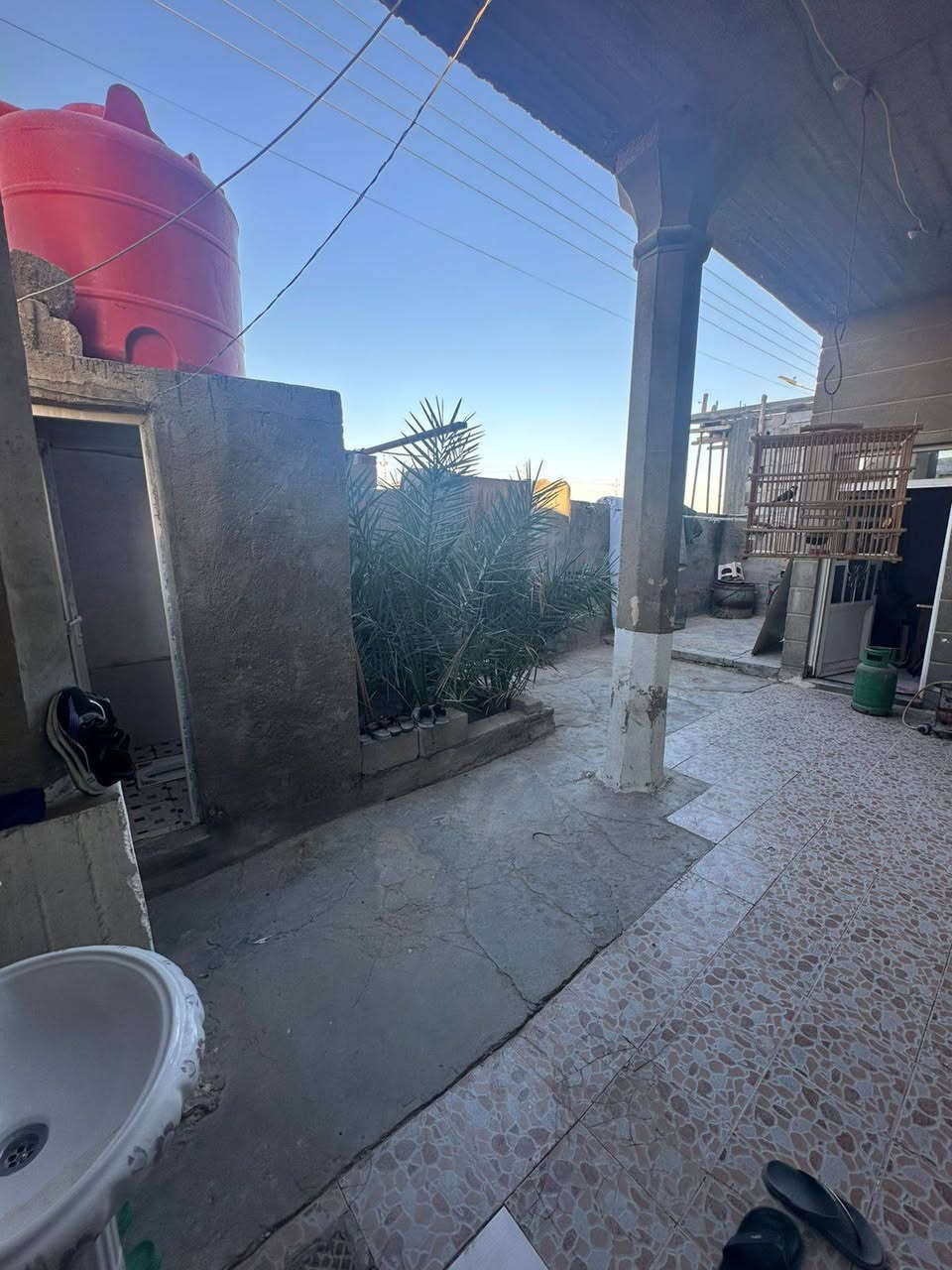 دار سكن في منطقة الحي العسكري شارع المستوصف ركن مساحة ٢٥٠م طابو صرف عرصة 
محتويات : ديوان خارجي مطبخ صالة ٤غرف 
صحيات خارجية و داخلية 
السعر ١٧٠ مليون وقابل للتفاوض 
التواصل/***********
