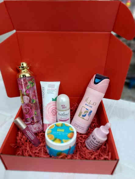 🎁✨
عروض رأس السنة بلّشت… ومحل حجابات وكوزمتك الهادي 2  جابلكم أحلى باكيت عناية للبشرة والجسم!
😍💖

📦 باكيت عناية كامل داخل بوكس مرتب وجاهز للإهداء:
🌹 معطر جسم راقي
🌸 كريم يدين ناعم بالرائحة الوردية
💄 قلم حمرة أنيق
🧴 مزيل تعرق لطيف
🍊 كريم ترطيب برائحة الحمضيات
💧 قطرات معطره للجسم والشعر 
💗 سبراي جسم منعش

✨ شكل الباكيت روعة ومناسب كـ هدية رأس السنة
✨ الكمية محدودة 🔥
✨ متاح من هسه لحد نفاد المخزون

📍 حصرياً في: حجابات وكوزمتك الهادي  
😊 نورتونا… وأعياد سعيدة مقدماً 🎉❤️
   للحجز المراسلة واتس اب ***********
