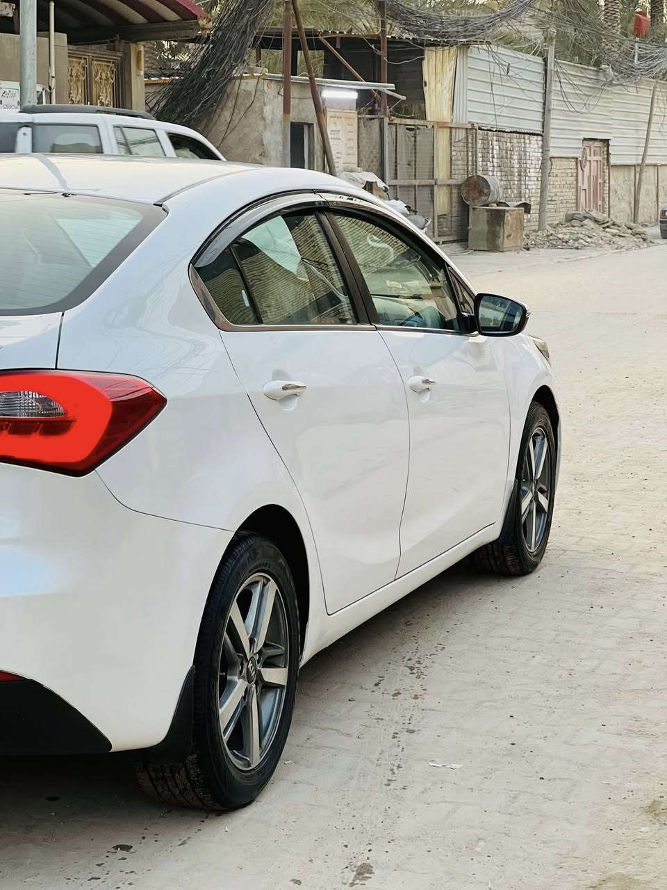 سلام عليكم سيراتو مديل 2013 خليجي شكل 14 مكفوله كفاله عامه سياره جديده وضع شركه كير مكينه حداديه تبريد سياره جاهز ماشيه 125 شرط سبير مانزل رقم  وسنويه جدد موصفات لد امامي خلفي حساس امامي خلفي كأمره مري شفط يدات نيكل حاكيه وباقي موصفات السعر   118   ***********
