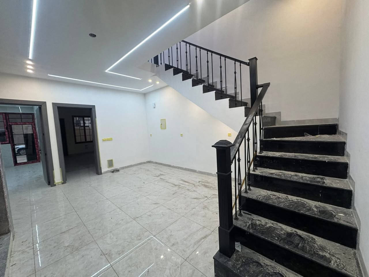 السلام عليكم// مساحه 120متر

دار للبيع حي الجهاد منطقه الأساتذة قريب خلف اربع شوارع 

الدار يحتوي على 3طوابق 

تسليم مفتاح 🔑 جاهز للسكن 

(واجهه6متر  20 متر ) 

الطابق الاول يحتوي على/كراج /صاله /مطبخ و مطبخ حار / هول داخلي كبير / شلال داخلي/ غرف نوم /  صحيات/ مناور خلفي 

الطابق  الثاني يحتوي على/ غرف نوم عدد(. 3. ) وصحيات عدد(. 2. ) مفصوله 

الطابق الثالث  يحتوي على/ غرف نوم كبيرة/ مطبخ صحيات/ سطح امامي 

واجهه بورسلين إسباني 

ارضيه مرمر 

سيراميك المطبخ  وحمامات الواح 

للاستفسار والتواصل
***********
