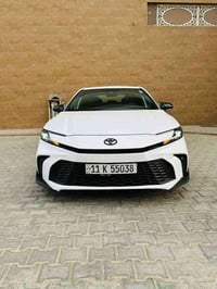 تويوتا كامري هايبرد 2025  SE  اللون :- ابيض الموديل 2025 المحرك 2500cc...