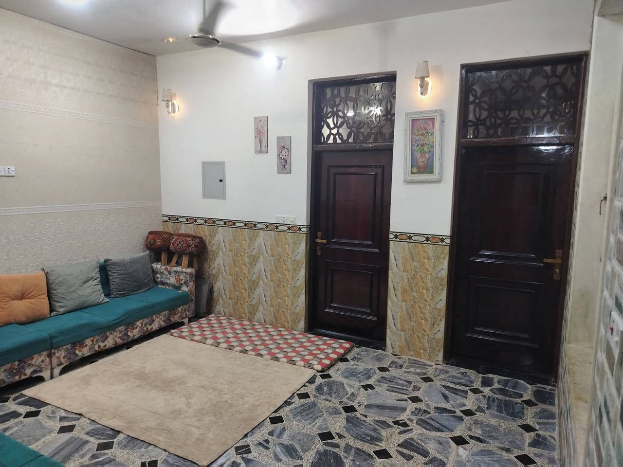 السلام عليكم مشتمل للبيع 130 متر حي شاكر الحسناوي قرب المدرسه الصينيه السعر 80 وبي مجال رقم ***********

