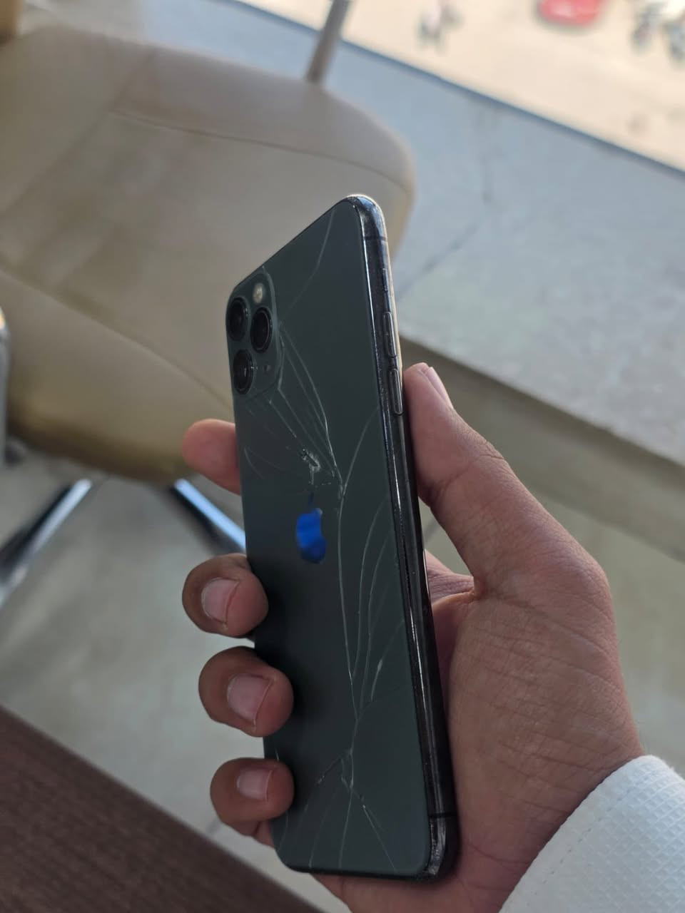 ايفون 11برو ماكس
ذاكرة 256
بطارية 85 
الضهر مفطور فقط جهاز مكفول ما مبدل اي شي بي 
السعر 375 و بي مجال 
مكاني بغداد الامين الثانية 
***********
