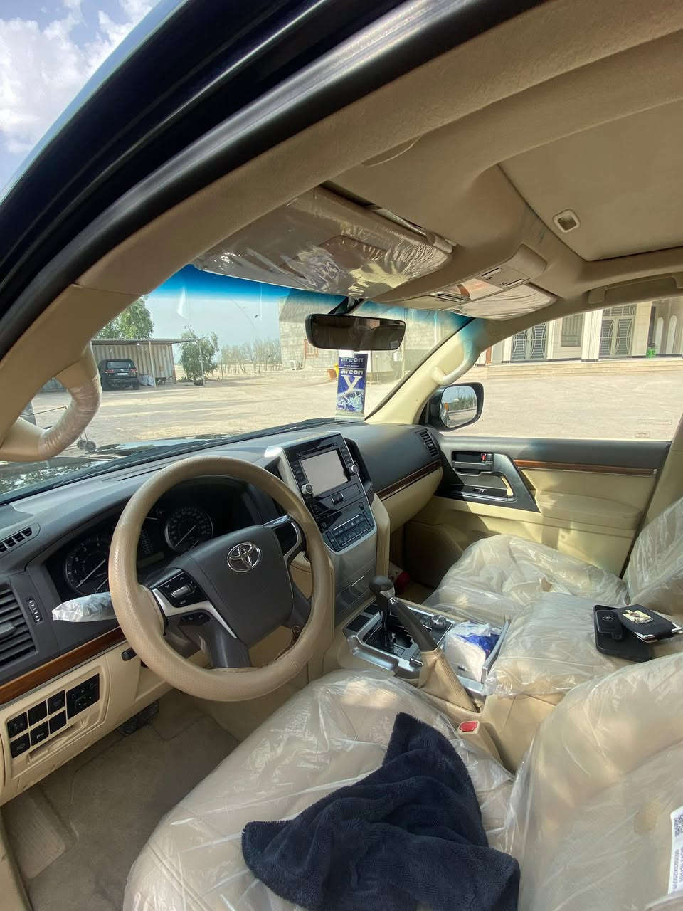 السلام عليكم 
للبيع لاندكروز موديل 2017 محرك 8 
سياره فول مواصفات بهاي الفئه 
8ايرباك 
رقم بغداد مميز 
حساسات امامي خلفي 
4 كامرات 
سياره وايد ايديشن 
كراسي جلد كهرباء
حداده جديده 
تخم تاير 
باتري جديد 
سياره جاهزه للاخير 
—————-
بيها صبغ البنيد 
القماره جارده 
بيها بارد موضح بالصور 
——————
للاستفسار اكثر اتصل 
***********
السعر 440 وبيها مجال للشراي فقط
