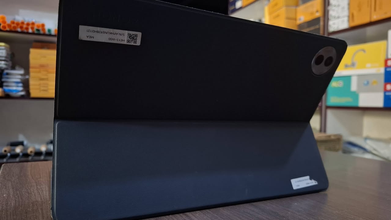 هونر باد 10
بي ضمان سنتين من الشركه كامل ملحقاته مع كيبورد وكارتوناته شاشه ورقيه مانعه انعكاس صارله 4 اشهر من مفتوح للتواصل ***********
السعر 600 الف
