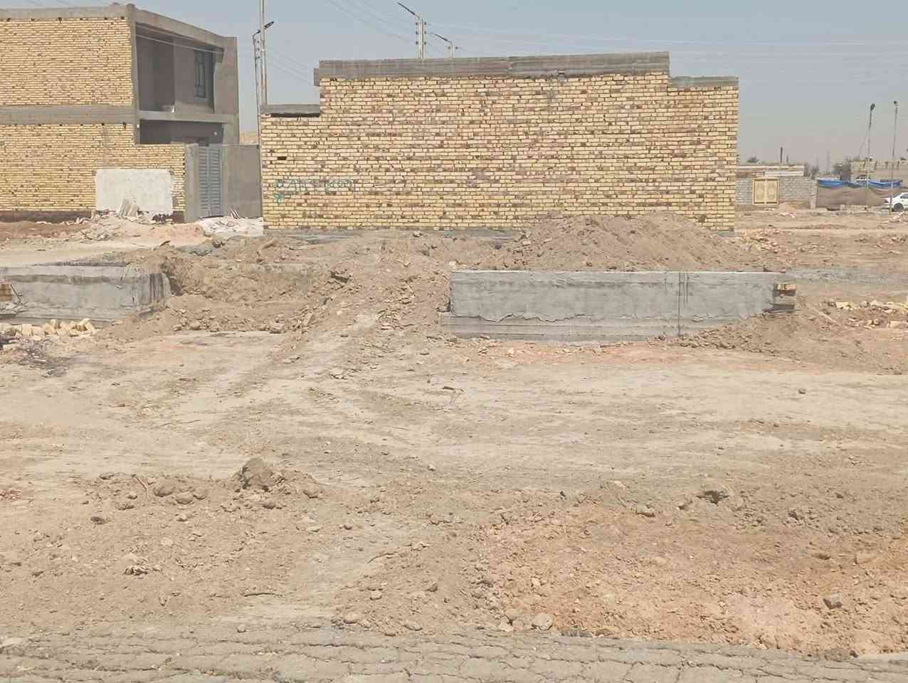 عرصة 200م  بيهه رباط وبتلو جاهزة للبناء سند 25 مداور محكمة ..... مكان مجمع ام البنين مقابيل مركز الشباب كافة الخدمات.....  للاستفسار *********** وأتساب شغال السعر 17 مليون
