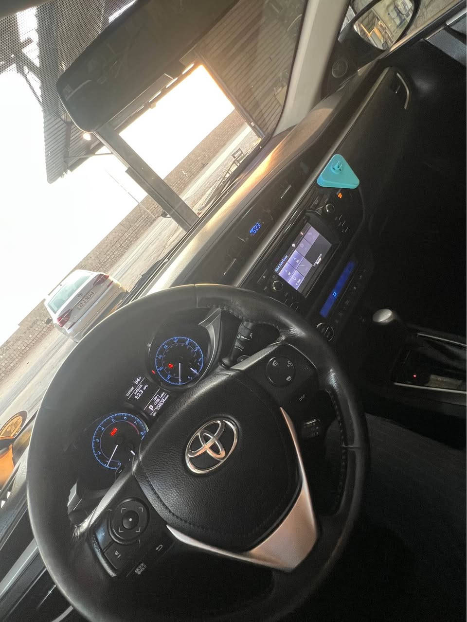 کڕۆڵا ٢٠١٦ S 
حیزام بەس سندوق و سەقف بێ سبوغە لای خۆم بۆتە حیزام پارچە پارچە سبوغی بووە
ڕەقەم و سەنەوی نوێ بە ناوی خۆمە یەک دینار مەسرەفی نیە ویل کەپ و تایەیی بیلادیشم ماوە

کرولا ٢٠١٦ S
حيزام بدون سندوق رقم سنوية جديد بسمي 

***********
*********** أربيل, العراق
