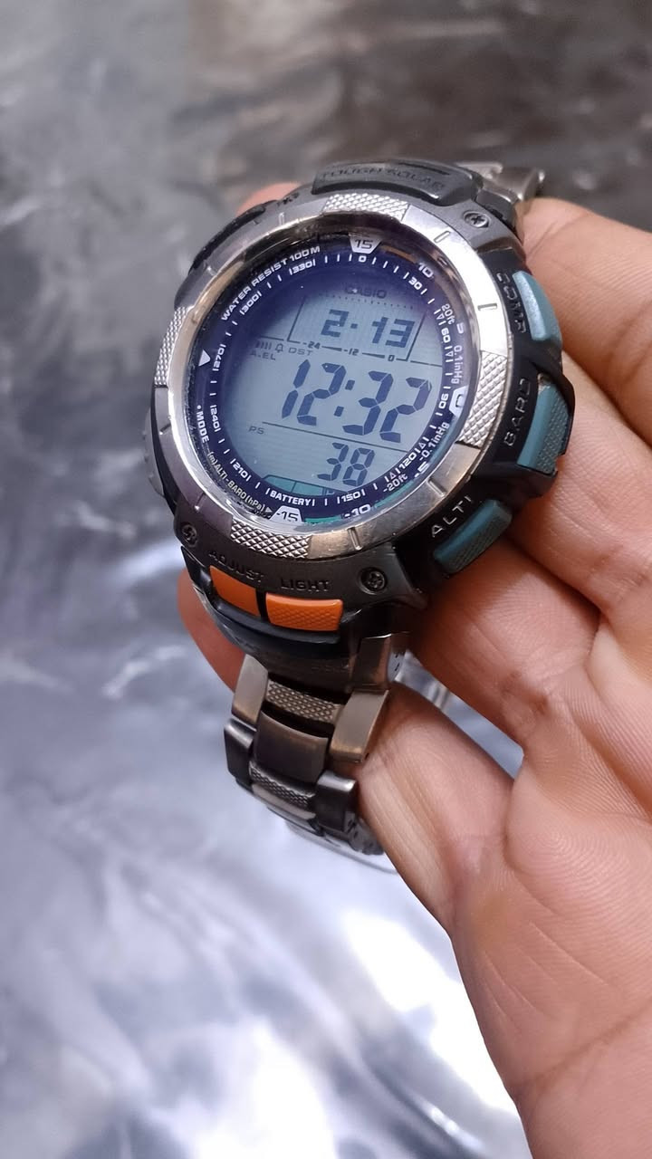 كاسيو بروتريك PRW-1000J 
تيتانيوم 
اهم المواصفات والمميزات 
مصدر الطاقة: تعمل بتقنية Tough Solar (الطاقة الشمسية). 
مقاومة الماء: مقاومة للماء حتى عمق 100 متر (10 بار). 
المستشعر الثلاثي: مزودة بمستشعر ثلاثي للقياسات الأساسية: 
البوصلة الرقمية: لقياس الاتجاه. 
مقياس الارتفاع/الضغط الجوي: لقياس الارتفاع والضغط الجوي وعرض الرسوم البيانية للاتجاه. 
مقياس الحرارة: لقياس درجة الحرارة. 
ضبط الوقت: بعض الطرازات تدعم التحكم اللاسلكي (Multi-Band 6) لضبط الوقت تلقائيًا. 
مقاومة درجات الحرارة المنخفضة: تتحمل درجات حرارة منخفضة تصل إلى -10 درجات مئوية. 
المواد: الهيكل والحزام مصنوعان غالبًا من الراتينج أو الراتينج الحيوي، مع زجاج معدني أو ياقوتي في بعض الطرازات. 
ميزات إضافية: تشمل وظائف مثل التوقيت العالمي، وساعة توقيت، ومؤقت للعد التنازلي، ومنبهات يومية.


**إذا كنت صاحب هذا الإعلان وتريد حذفه لأي سبب، رجاءا أرسل رسالة إلى الدعم الفني**