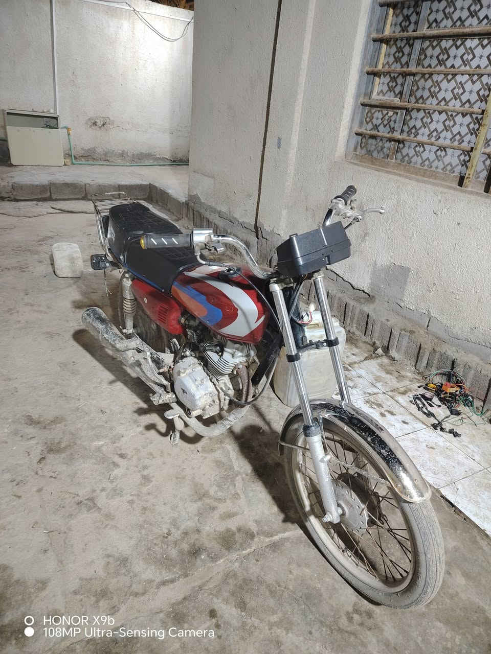 السلام عليكم دراجه إيراني للبيع مديل 2010  اصولي رقم اسود وسنويه ورقم شاصي اصوليه 100/100مكينه معمرها يعني مفتوحه غراض المكينه جبتهن من ايران كله اصلي احسن نوع جبت صدر امامي جديد تانكي وصفاحيات جدد كشن جديد الدراجه بيها نقص شوته  صينيه يعني نواعم تايرات نص عمر بيها لايت واشاير وضفيره بس ما شادهم سعر 800ويها مجال الرقم *********** متواجد واتساب
