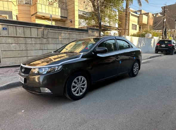 سلام عليكم 
سيراتو ٢٠١١ خليجي رقم اربيل باسمي هزة وسنوية ورقم جديد السيارة جديدة جدااا مال بيت جاهزة من جميع النواحي مكينة كير ممتاز مصبوغة احزام للجمالية بدون دواخل السعر ٨٩ ورقة  للستفسار ***********
