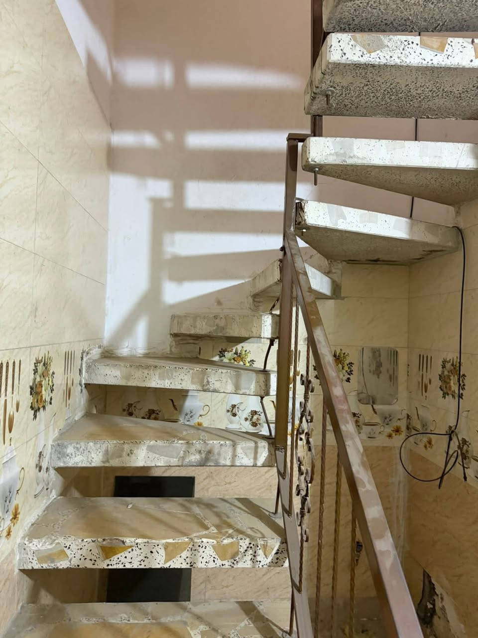 مشتمل للاجار الشعب شارع الصحه قرب جامع المبركع
البيت مدخلين استقبال وخدمات ومطبخ  وثلاث غرف نوم 

معروض بمكتب الكناني ***********/// السعر ٤٠٠الف
