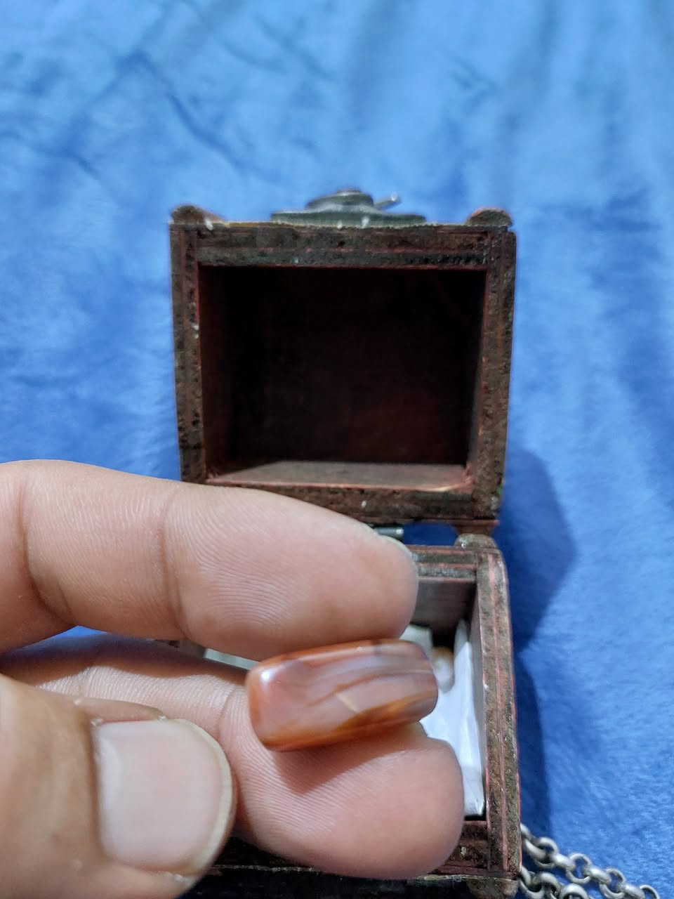 السلام عليكم ورحمة الله وبركاته
اخوان هايه حجرة عقيق انطتنياهه الحجيه من زمان واني مو لباس فضيات 
الحجره جايبتها من المدينه المنوره سنة ١٩٨٠ 
وياهه قلادات فضه همات قديمات 
واحد ثقيل وواحد خفيف كارديني ايطالي وياهن مداليات مالتهن 
للتقييم والبيع


**إذا كنت صاحب هذا الإعلان وتريد حذفه لأي سبب، رجاءا أرسل رسالة إلى الدعم الفني**