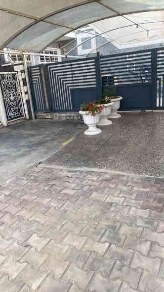 دار للبيع في الجادرية قرب البنك المركزي الجديد طابو صرف مساحة 126متر واجهة 5 نزال 25 يتكون من ثلاث وحدات سكنية معزول بدرج خارجي يصلح استثمار اوسكن يحتوي كل طابق على غرفة نوم وصالة ومطبخ معزول وصحيات مؤجر حالياً كل وحدة سكنية ب900$ دولار وقابل للزيادة سعر العقار ٧٠٠ مليون وقابل للتفاوض للاستفسار ***********
