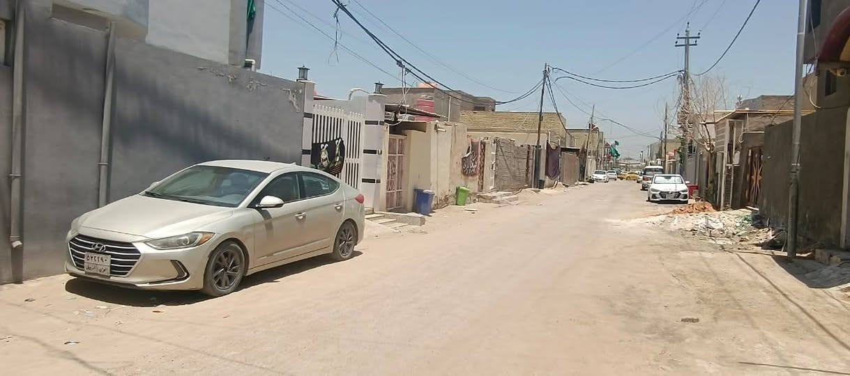 مخزن وبداخل بيت طبقين الايجار او اللبيع المساحه ٣٠٠متر العنوان شارع المطار مقابيل الردار***********
