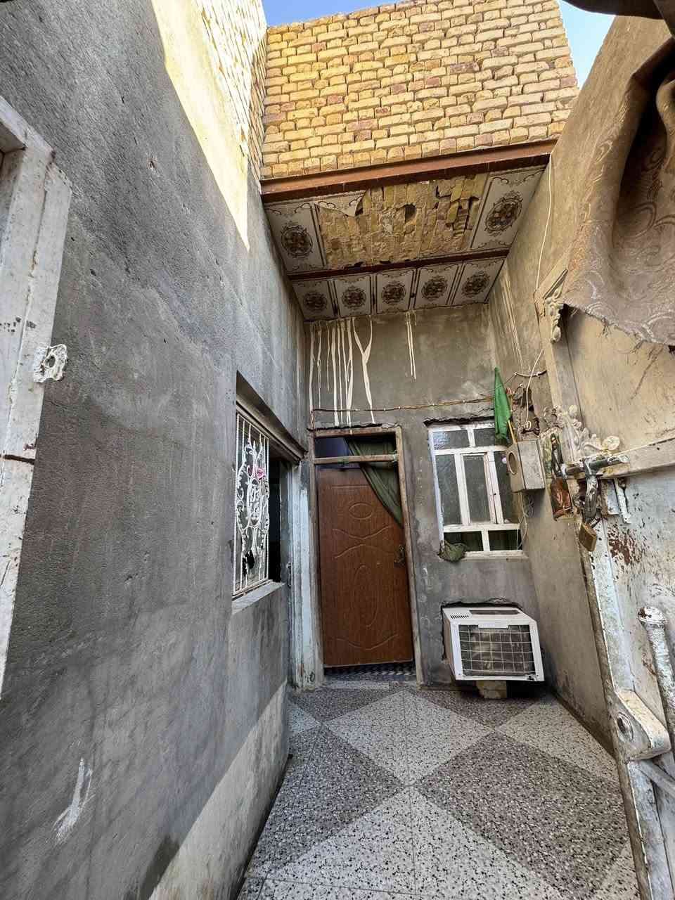 بيت طابو زراعي سند 25    السعر 36 
مساحه 90م 

خنيطله قرب شارع الحمداني قريب للشط 

بناء طابوق عكاده 
يحتوي على استقبال وغرفه ومطبخ وساحه ومجمع صحيات 
 واتساب *********** علاء بدر
