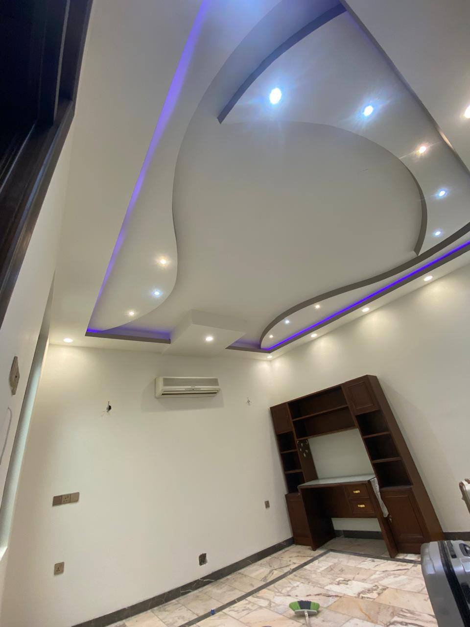 سلام عليكم إني صباغ اشتغل صبغ جدران وحديد واجهيات وتصليح جبسن بورد ومعجون وطلس وستن ورش أبواب وشبابيك مكاني كربلاء ***********+***********
