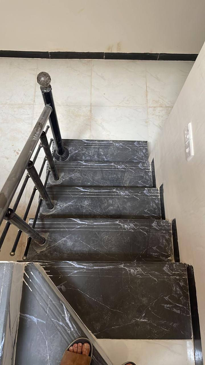 بيت الايجار جديد الديوم ال6000الاف طابقين 3غرف نوم ومطبخ واستقبال وصحيات ايجاره250قفل الاستفسار الاتصال ع الرقم ***********
