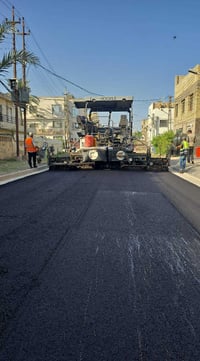 مجموعة كوادر ومعامل ازدهار بغداد نعمل في تعبيد الطرق :  1_ فرش التربه ...