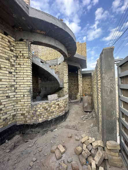 ♤ هيكل طابقين للبيع   ♤🏠
💢¤طابو   ملك صرف ¤💢 
بناء حديث وشغل درجة أولى 
صاله ومطبخ واستقبال وغرفه نوم 4 ومجمع صحيات داخلي وخارجي 
الموقع  المحاويل  حصن جعفر 
المساحة 》👈》100متر  مربع 
واجه 》👈》10متر 
نزال 》👈》10متر 
عرض الشارع 》👈》10 متر 
للاستفسار اكثر الاتصال على الارقام التاليه 📞📞
***********  - ***********
او زياره مكتب  المحامي العقاري علي راجي العلواني
