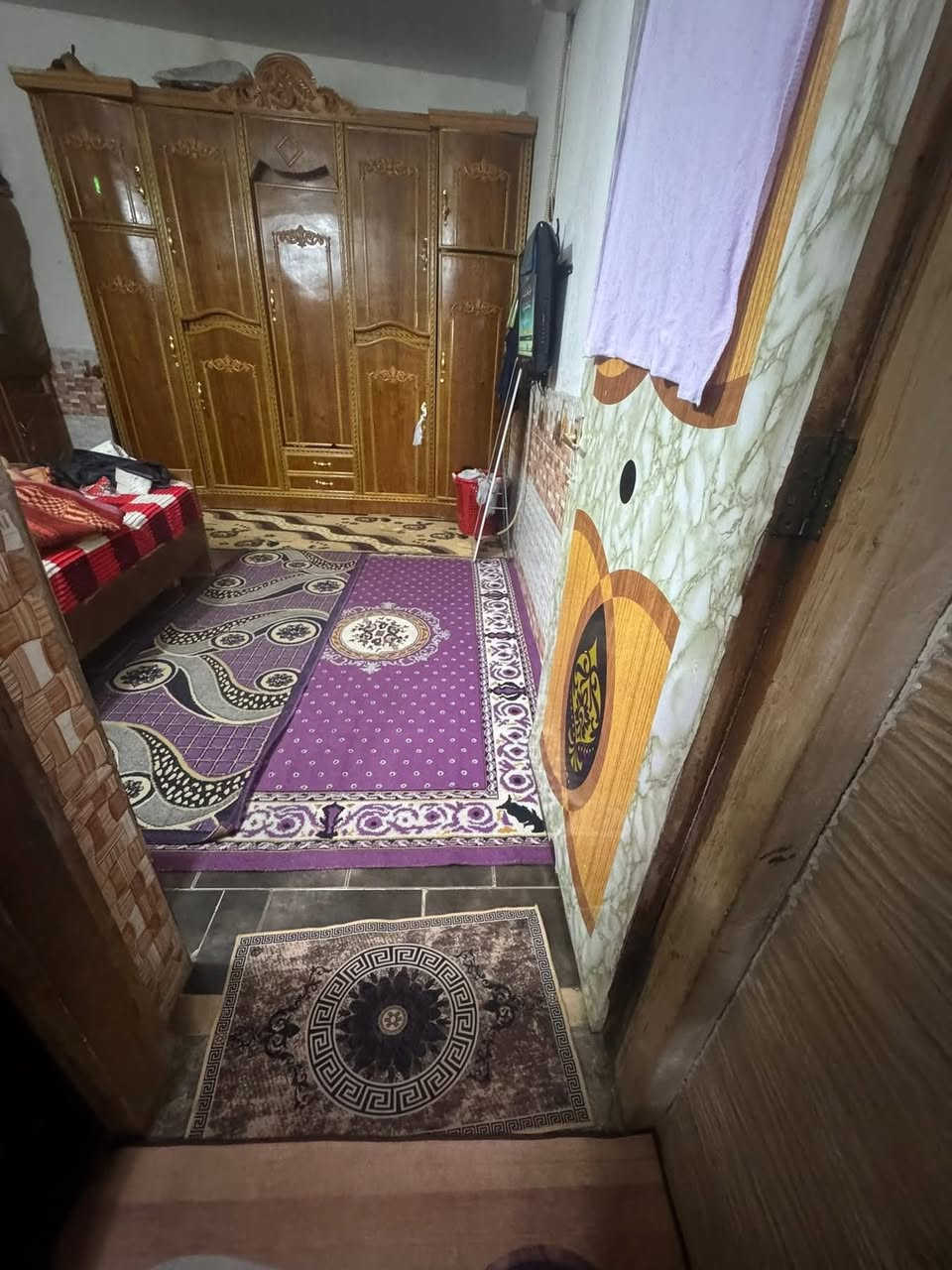 السلام عليكم 🧿🖤
بيت للبيع زراعي قرار 117 زعفرانيه دور الصحه 

يحتوي على طرمه + استقبال + صاله + المنور مسويه مطبخ حار + غرفه نوم جبيره + بيتونه + سطحين كبار فوك مبنيات على النص طابق ثاني يعني 
البيت بناء طابوك 2021 
يبعد عن تبليط شارع 40 مسافه 4 دقايق 
وعن الشارع العام 10 دقايق 
المنطقه كامله بيوتها كهرباء ومي وانترنيت فقط المجاري واصله للركن وعن قريب تدخل للفرع 
ڪُݪشي قريب عليك مدارس اسواق مستشفيات صيدليه 
موقع كلش حلو 
للاستفسار عن السعر هذا رقمي بيه خط وبيه واتساب كذالك 
***********
