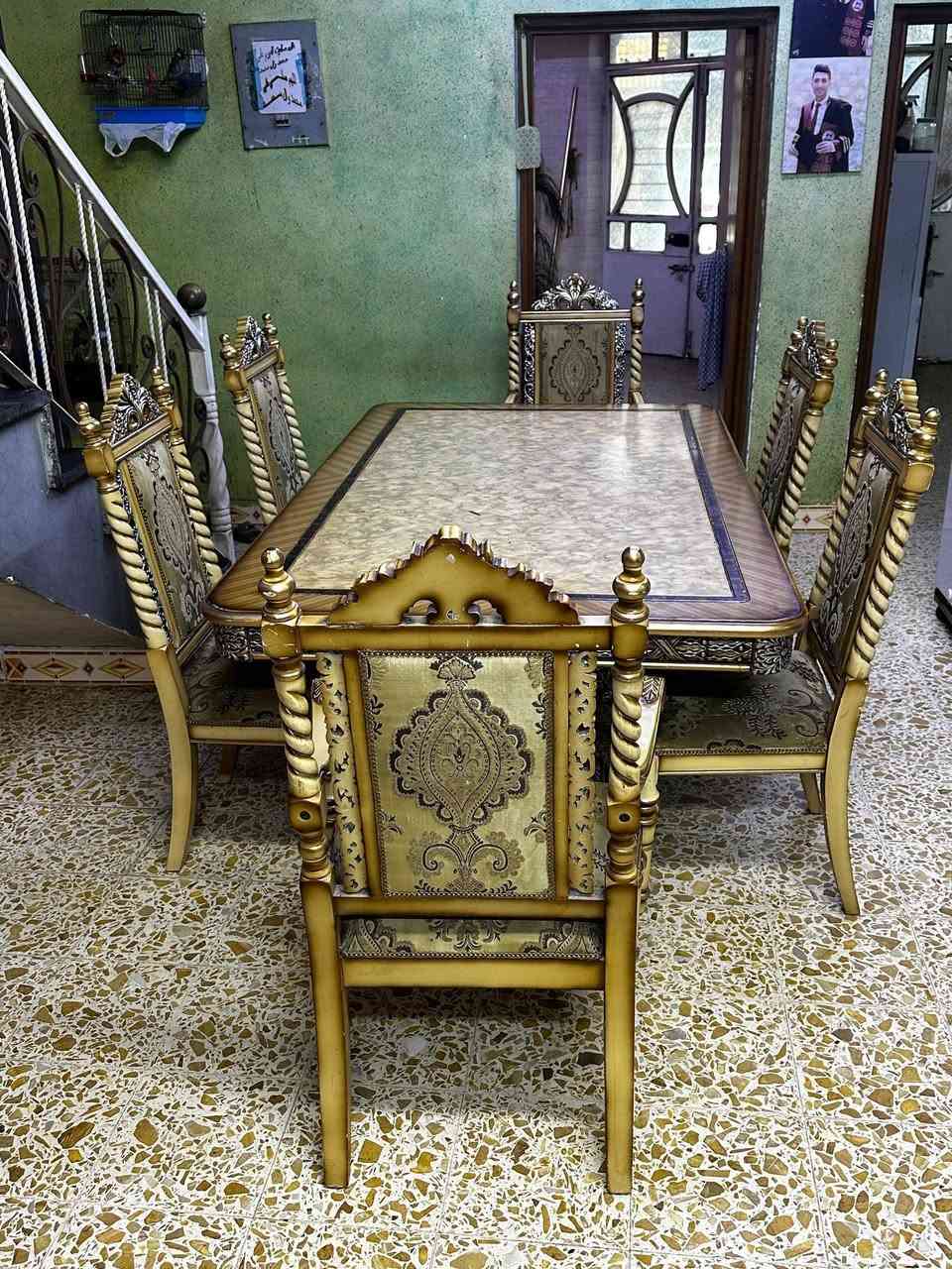 ميز طعام ملكي للبيع
بسعر 700 الف الميز نظيف بس الكراسي مالته يحتاجلهن صيانه 
مكاني بغداد الزعفرانيه 
***********
