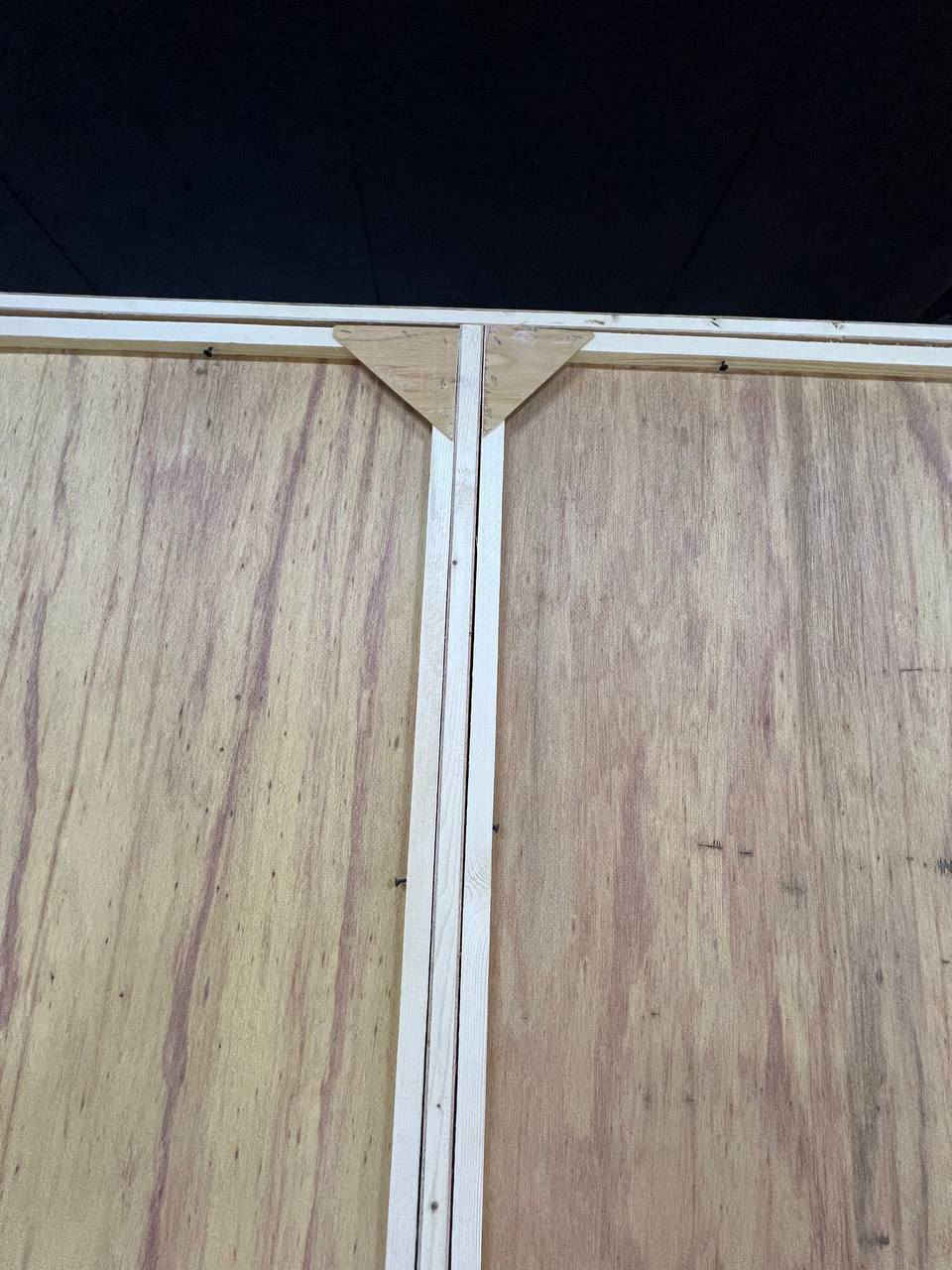 غرف نجاره عراقيه 💯💯
السعر (  ) 😍

تتكون من ١٠ قطع 

عرض الكنتور٣مترات و٢٠سم

ارتفاع الكنتور مترين و٤٥سم

السرير بلوك ٦ ارجل

طول السرير 200 سم 

عرض السرير 160 سم 

الضهر جرجوبه فريم داخلي

الزاويه بارتفاع الكنتور


**إذا كنت صاحب هذا الإعلان وتريد حذفه لأي سبب، رجاءا أرسل رسالة إلى الدعم الفني**