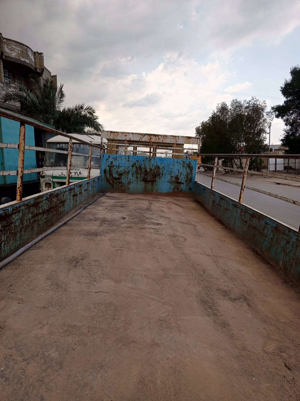 سلام عليكم بدي مارسدس بزون الطول سته وربع عرض مترتين ونص للبيع السعر عشر ورقات وبي مجال للطيبين للاتصال ***********
