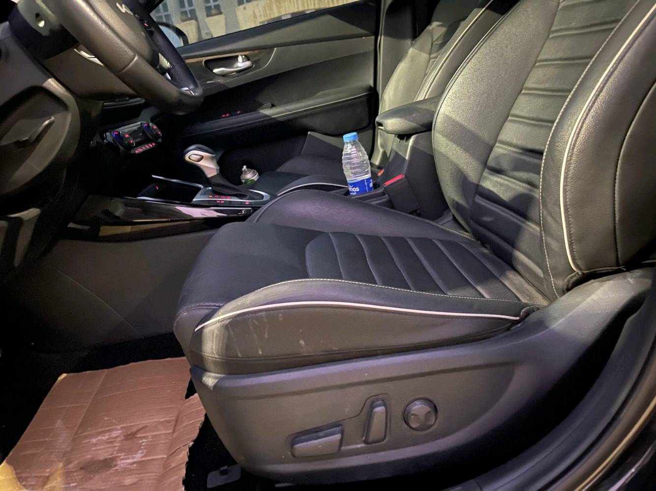 أعرض للبيع سيارة كيا موديل 2024. السيارة بلون أسود أنيق ومزودة بميزات داخلية فخمة. تم تعرّضها لحادث وتأثرت الجهة اليسرى منها كما يظهر في الصور. الأبواب الداخلية والنظام الصوتي بحالة جيدة. السيارة مجهزة بفتحة سقف، ومقود رياضي، وعجلات ألمنيوم.