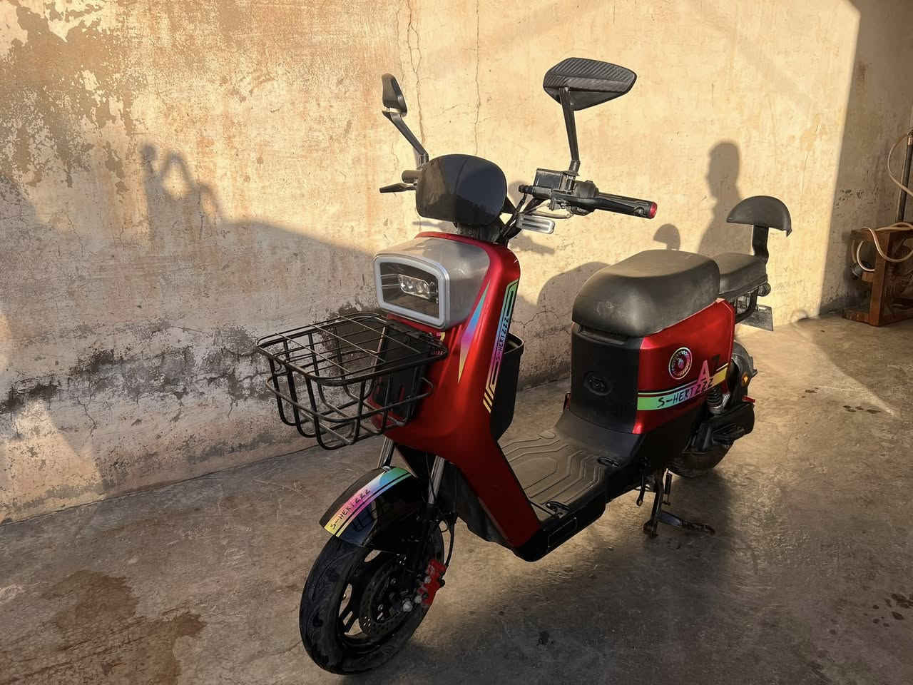 السلام عليكم. بايسكل شحن  للبيع A7.
٥بطاريات مستعمل شي قليل سعر ٤٥٠  

للاستفسار ***********
