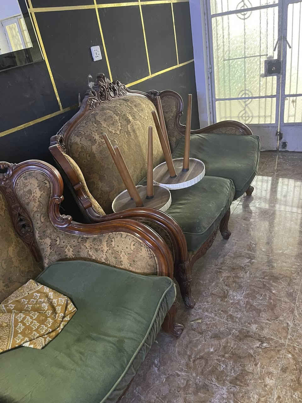 تخم وميز مكتبي للبيع ***********
