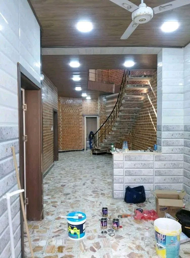 دار 🏠 للأجار
قرب مطعم البستان 
طابق واحد 
غرفتين نوم وصاله وكلدور 
مطبخ ومجـمــــــــع صحـــــــيات 
للاستفسار. ***********
