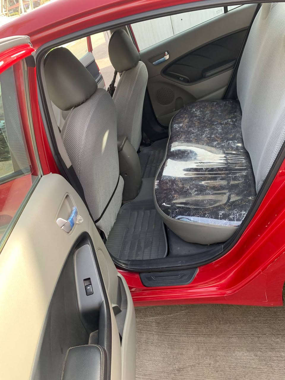 سيارة سيراتو 2014
سيارة نضيفة بيهة فقط باب السايق صبغ وشوية بارد جاملغ خلفي 
نضيفة مدوشمة تدفئة تبريد ما بيهة نقص ولا برغي 
ماشية حقيقي 63 الف كيلو من الشركة هية عدنة 
رقمهة الحديث الانكليزي. صدرهة جديد قبل سبوع مبدلة ب ٣٥٠ الف باتري جديد  
محركهة ١٦٠٠ ستندر مكفول لا تنقيص ولا تبخير
اقرة المنشور زين وخابر وبخدمتك 
مكانهة المنصور 
السعر 11$ و ٣٠٠$ وبيهة مجال بسيط 
اتصال.  ***********
