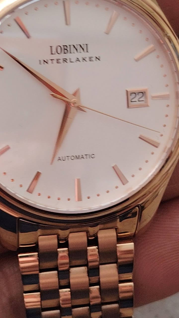 ساعه لوبيني من انتاج شركه سيجول التايوانيه اوتوماتك مجهزه بحركه eta 2824 مستخدم شهر قطر ٤٠ لون كولد روز جدا راقيه زجاز زفير السعر ٢٢٥الف بغداد *********** توصيل لايوجد
