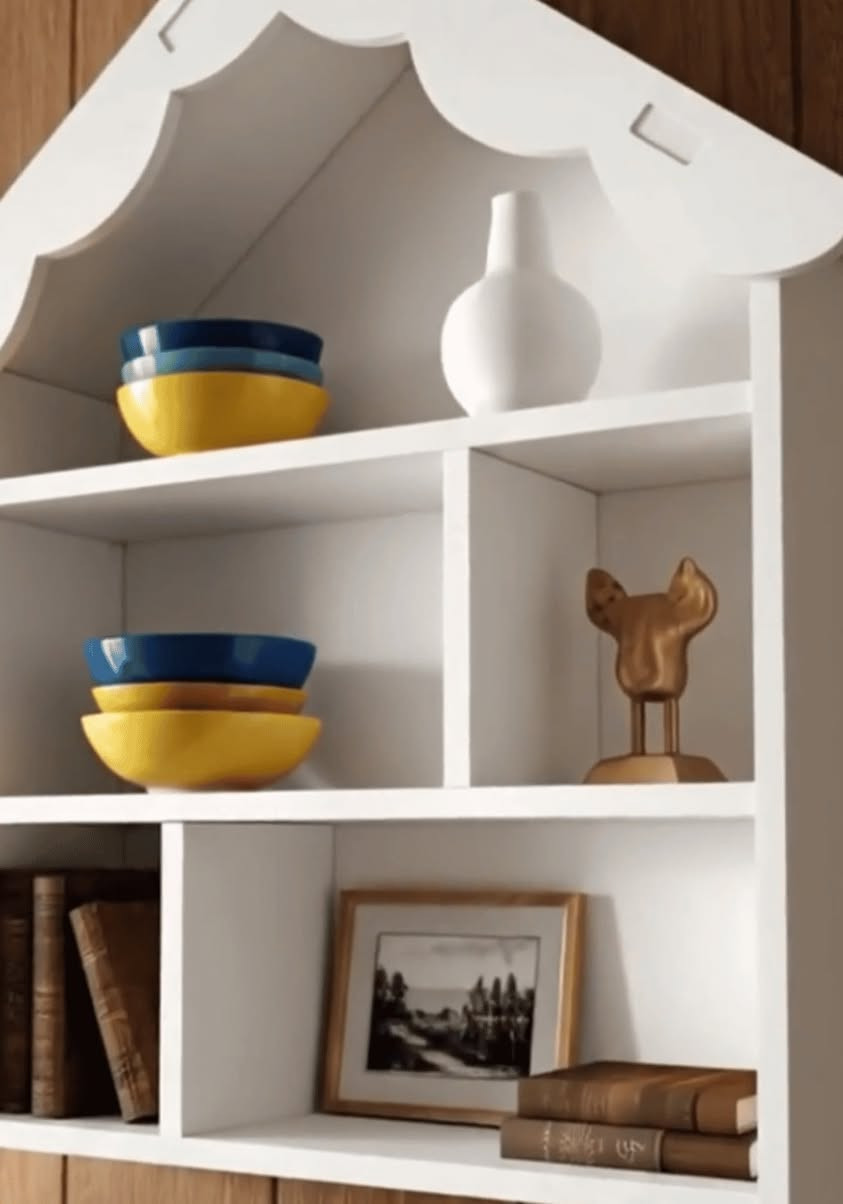 رف كوخ جداري ديكوري متعدد الاستخدام

الاستخدامات

ترتيب وعرض الإكسسوارات، الشموع، المجسمات والديكورات الصغيرة

مناسب لغرف الأطفال، غرف النوم، الصالات والمكاتب

رف جداري عملي لإضافة لمسة جمالية وتنظيمية بنفس الوقت

مثالي لوضع نباتات صناعية أو تحف خفيفة

المميزات

تصميم مميز على شكل كوخ يعطي لمسة ديكور عصرية ولطيفة

لون أبيض أنيق ينسجم مع جميع أنماط الديكور

يحتوي على عدة خانات للتنظيم والترتيب

خامة خفيفة ومتينة بنفس الوقت

سهل التركيب ولا يحتاج أدوات معقدة

حجم عملي لا يشغل مساحة كبيرة

مناسب للاستخدام المنزلي أو كقطعة ديكور

محتويات الصندوق

رف كوخ جاهز بعد التركيب

القياسات

الطول: 30 سم

العرض (العمق): 10 سم

الارتفاع: 40 سم

الملاحظات

مخصص للأغراض الخفيفة والديكورية

مصنوع من الخشب

قد يختلف اللون قليلًا حسب الإضاءة أو الشاشة

يفضل تثبيته على حائط مستوٍ للحصول على أفضل ثبات

للحجز والاستفسار مراسلة الصفحه 🫥


**إذا كنت صاحب هذا الإعلان وتريد حذفه لأي سبب، رجاءا أرسل رسالة إلى الدعم الفني**