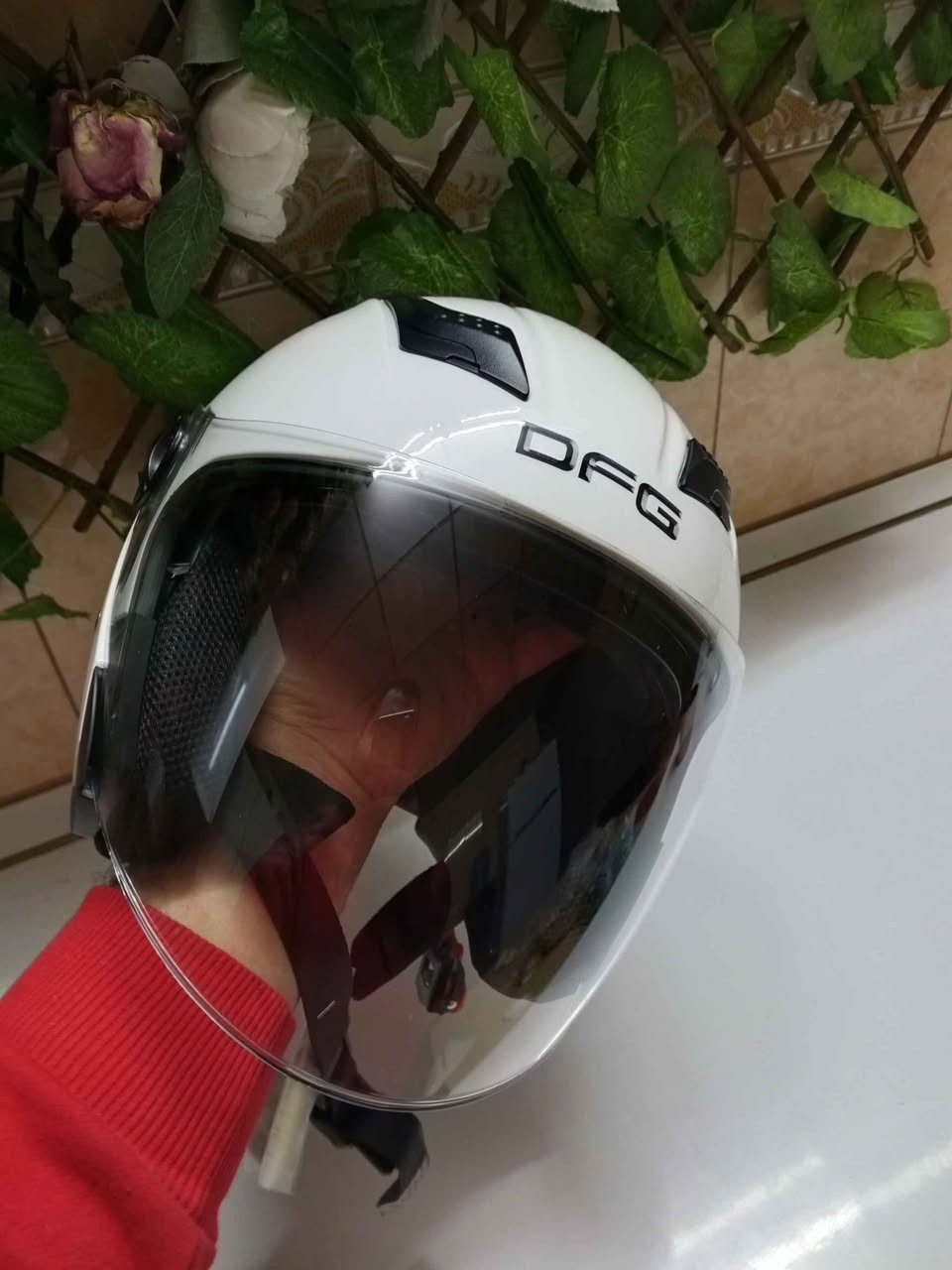 خوذة بدون فج  فسفور من ورا ما مستخدمه  جديدة ستكراته بعده ما ملزوكة  بيه بس شخط واحد بسيييط جدا ما مبينه اصلا بس اكلك للمصداقية  وهذا معلوماته

خوذة DFG أصلية جديدة تماماً
​يا الله، للبيع خوذة دراجة ماركة DFG المعروفة بنظافتها وعمليتها.
​الخوذة جديدة كلش وما مستخدمة واصلة مواصفات خارجية ومتانة ممتازة، مو مثل الباقي صيني العادي المتروس بالسوق.
​ليش هاي الخوذة تفيدك؟
​جامتين (Double Visor): بيها جامه خارجية شفافة طويلة تحميك من الهوى والتراب، وبيها نظارة شمسية داخلية سوداء تنزل وتصعد، كلش مريحة للسيقة بالنهار.
​تصميم وتهوية: بيها فتحات تهوية من فوك حتى راسك يبقى بارد وما يعرق. ومن ورة بيها عاكس ضوئي أحمر للسلامة بالليل.
​البطانة والقفل: البطانة من جوة درجة أولى (أحمر وأسود) ونظيفة جداً. والقفل مالتها "طگة وحدة" سريع وعملي بالنزع واللبس.
​الجودة: الخوذة عليها ختم الجودة CCC، يعني شغلها مضبوط وأمان.
​ملاحظة: اكو شخط بسيط جداً ومو مؤثر بالصبغ الخارجي من فوك بسبب الشحن بكراتين الأمازون.
​السعر: 55,000 دينار (وبيها مجال للشراي المباشر).
المكان: [اكتب منطقتك هنا]
​الخوذة "صيدة" للي يدور كشخة وأمان وسعر مناسب. كركوك, العراق


**إذا كنت صاحب هذا الإعلان وتريد حذفه لأي سبب، رجاءا أرسل رسالة إلى الدعم الفني**