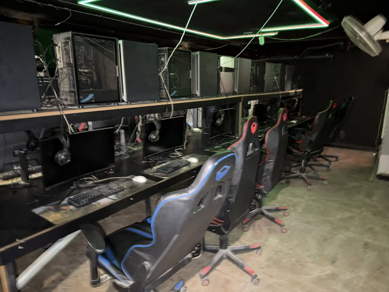 السلام وعليكم قاعة حاسبات (للبيع) نييت وورك متكاملة وجاهزة وشغالة اريد ابيعها لان مستعجل على سفر 
القاعة تتضمن (١٢) pc تدعم جميع الالعاب 
وبليات 5عدد خمسة هنة والشاشات والملحقات كاملةوغرفة vip  والقاعة كاملة بس تجي تفتح وتشتغل ع باب الله 
مكان القاعة بغداد حي الخضراء ع الشارع العام 
للاستفسار ***********
