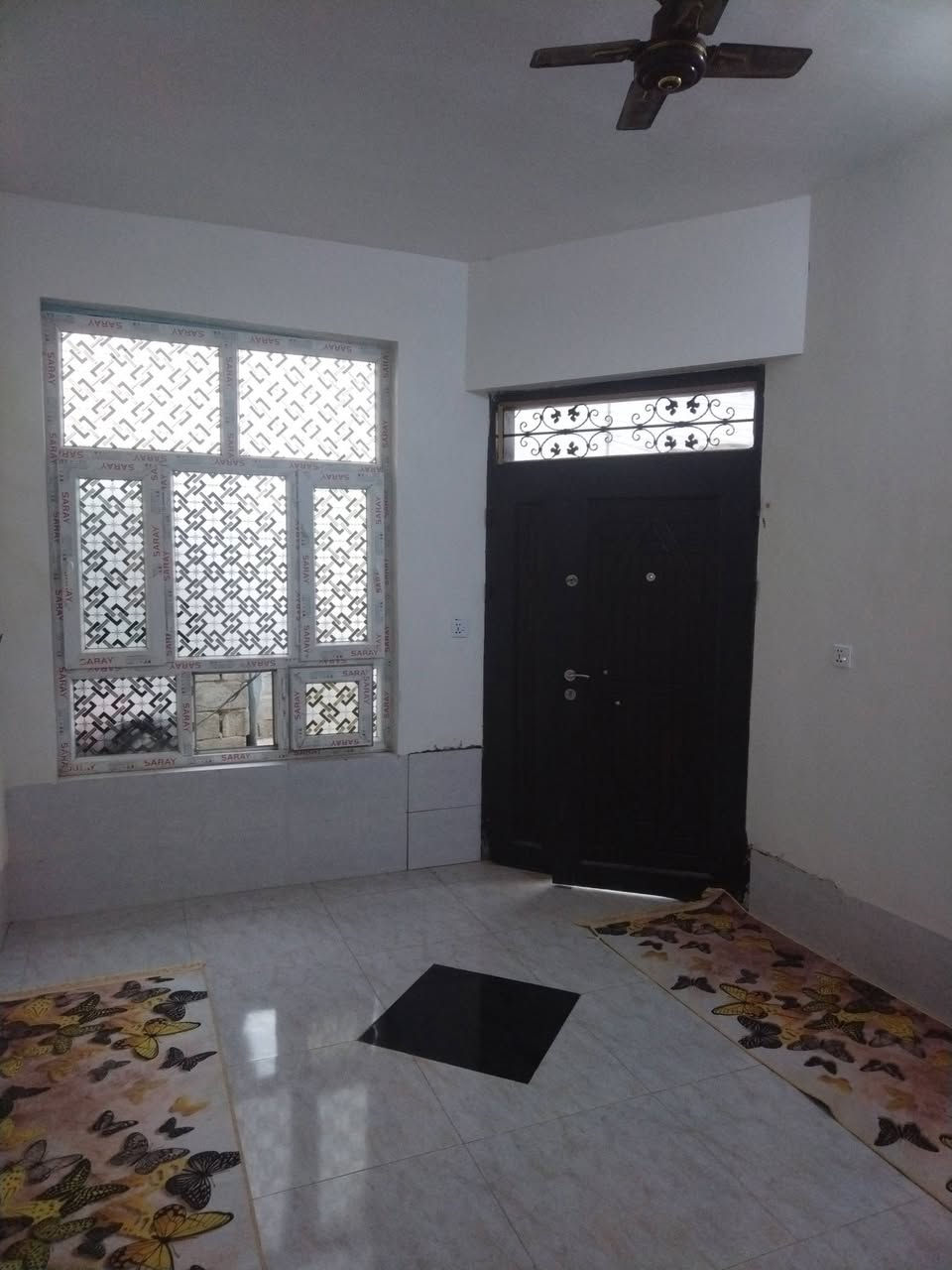 متاح بيت قرب مكتب بيروت منطقه ابو سمير مساحه البيت ١١٠ متر طابق واحد الثاني مبنى بس ما مصبوب عرض الشارع الي مقابل البيت ٢٥ متر للتواصل خاص او ***********. صنف الأرض زراعي ١١٧. قريبه من مدرسه تبعد عنه ٢٠٠ متر مركز صحي اليرموك (مستوصف) نفس الشارع ومسجد واسالة مي مضمون من الكص. السعر 45بي مجال قليل المنطقة ماشيه بيه معاملات طابو وداخله لجنات كشف على كم بيت.المنطقه تبليط كامل
