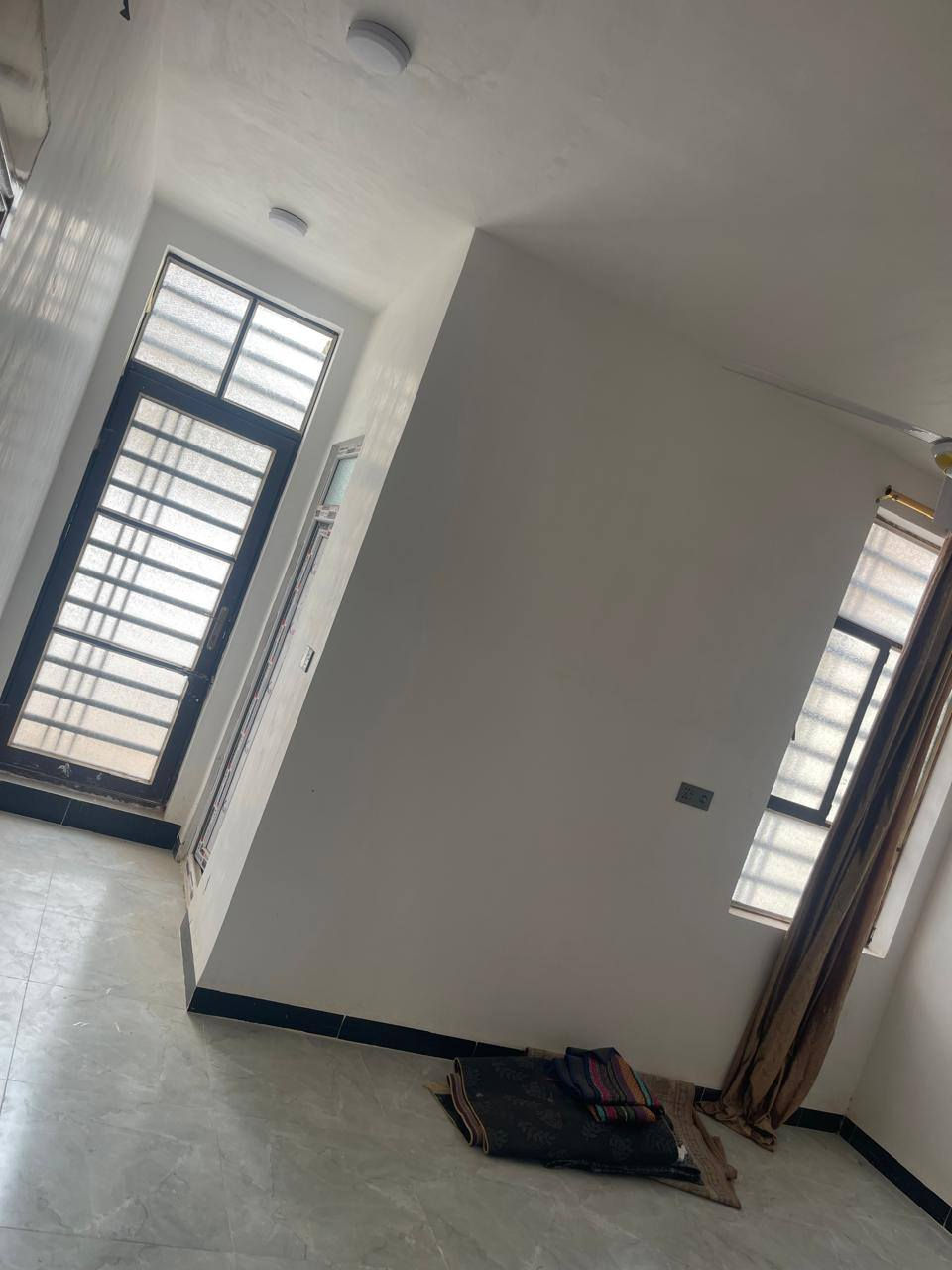 🚨 للبيع – دار حديثة بموقع مميز 🚨
معكم علي عباس من كوديا للاستثمار العقاري
📍 الموقع: النجف الأشرف – حي النداء
منطقة 56، شارع المجمعات
مفتوح على شارع 60 وعلى شارع 15
🏠 المساحة: 100 م²
🏢 الدار طابقين – بناء حديث 2025 (درجة أولى)
✨ المواصفات:
• 3 غرف نوم
• صالة مريحة
• مطبخ حديث
• استقبال أنيق
• 3 صحيات
💎 مميزات إضافية:
• يباع مع كاونتر وسبالت أو بدون حسب الرغبة
• موقع ممتاز وقريب من الشوارع الرئيسية
• منطقة هادئة ومخدومة
💰 السعر: 125 مليون قابل للتفاوض
📞 للتواصل والاستفسار:
***********
🌟 دار حديثة بموقع مميز وفرصة رائعة للسكن
