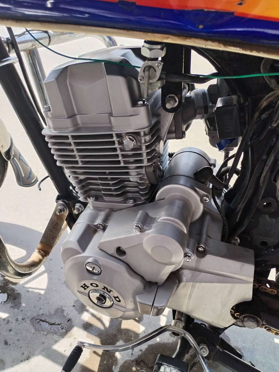 اسلام عليكم دراجه هوندا دراجه نظيفة مكينه ما مفتوحه وين ما أتريد افحص تاير اليوم بيها تخم تاير اليوم شديت الخلفي جديد أوراق اصولي مو اسكنر مكاني الديوانية رقم تلفون *********** السعر ب٨٥٠ وبيها مجال مكاني الديوانية وكيلها بالحله
