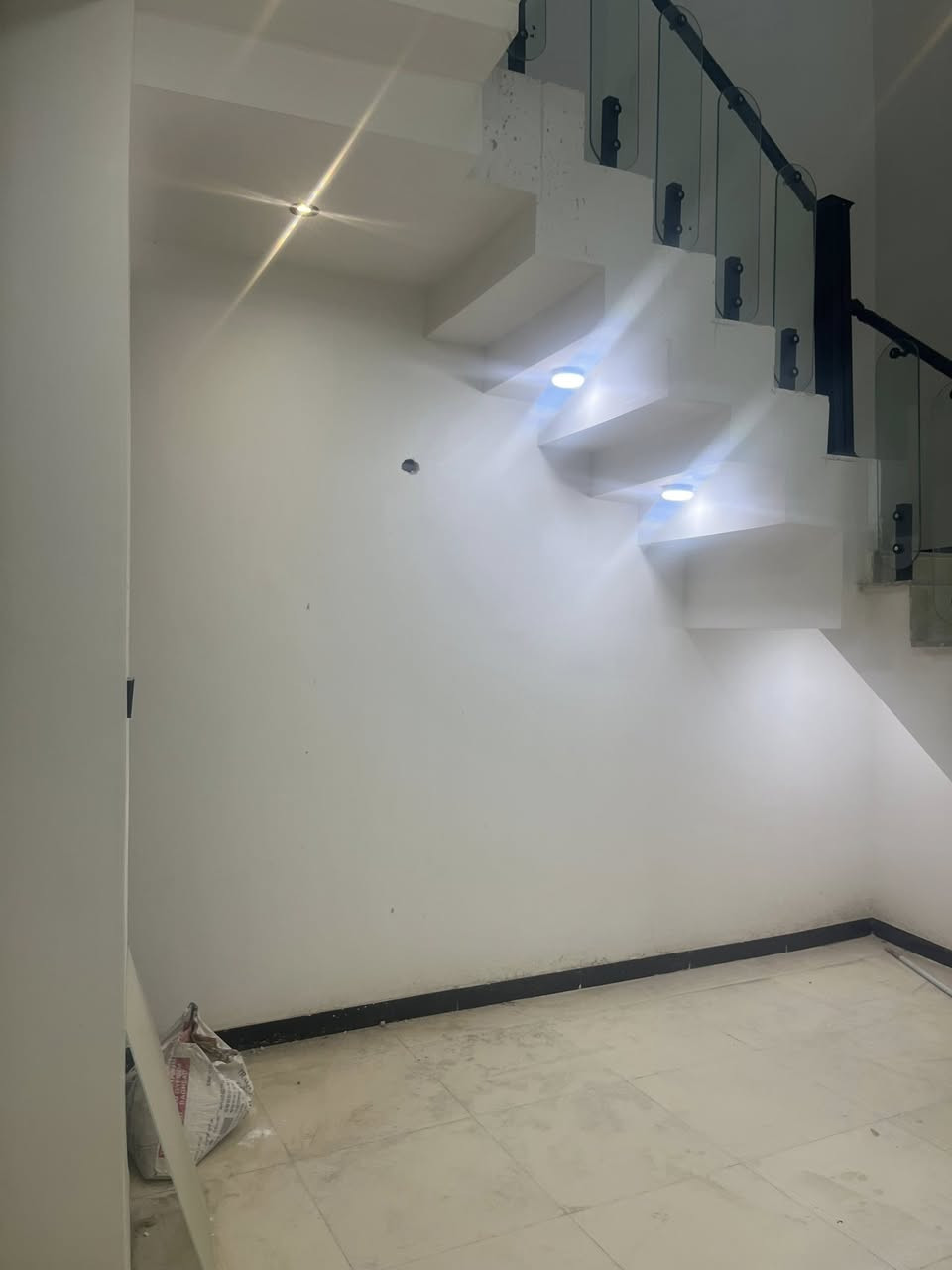 دار بناء حديث مساحه 100طابو زراعي سند 25تحويل مباشر  يحتوي ع صاله وهول ومطبخ وغرفه نوم وحمام داخلي وخارجي وغرفه طابق ثاني وبيتونه
الموقع حي الاساتذه خلف شوون العشائر 
استفسار اكثر ع السعر تواصل ع الرقم ***********
