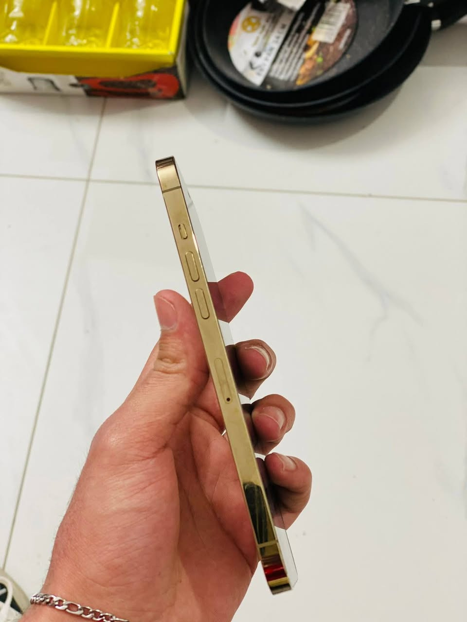 ايفون 12 برو ماكس ذهبي للبيع .
ماستر عربي شرق اوسط 
ذاكرة 128 گيگه البطارية 100 %
 غراضه كارتون وكيبل شحن وكفر 
 مبدل شاشه أصلي فيس ايدي شغال كله شغال جهاز 
 السعر 275 الف قفل بدون معامله 
شراي اتصل على الرقم او عل واتس اب 

‏‪0789 080 7570‬‏
