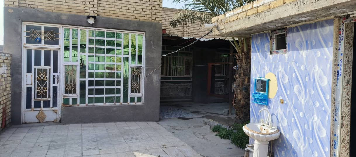 بيت للبيع طابو صرف المساحه 300متر ركن على شارع 10متر والفرع 8 متر يحتوي على 
غرفه عدد 2: 5×4
صاله 10×4
استقبال9×4
مطبخ 3ونص×5
مجمع صحيات خارجي 
يحتوي على محل تجاري 5×5
الموقع حي الاصدقاء 
التصل على الرقم ***********
***********
