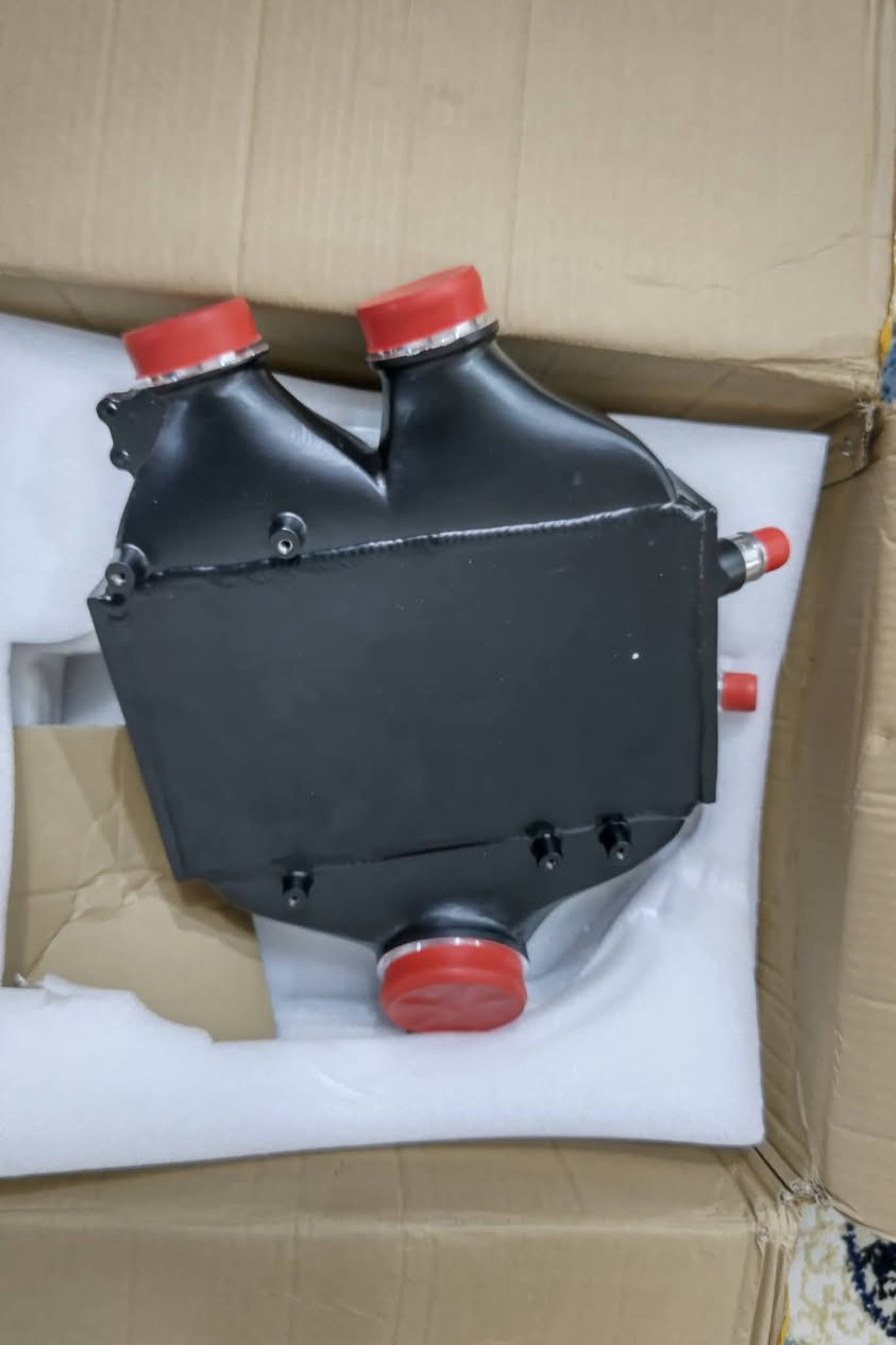 مبرد اصلي متوفر استيراد خاص

هذا الجزء عبارة عن مبرد داخلي علوي مائي (Top Mount Charge Air Intercooler) مصمم خصيصاً لترقية نظام التبريد في سيارات BMW المزودة بمحرك S55 تيربو، مثل طرازات M3 (F80) و M4 (F82 / F83). 

haimusracing.com
 +3
يأتي المبرد باللون الأسود غير اللامع ومصنوع بالكامل من الألومنيوم، ومزود بأغطية حماية حمراء لحماية منافذ الهواء والماء أثناء الشحن والتخزين من الأتربة. 

Raza Automotive
 +2
أبرز مواصفات واستخدامات القطعة:
محرك متوافق: محرك BMW S55 سعة 3.0 لتر ثنائي التيربو (Twin-Turbo).
الوظيفة الأساسية: خفض درجة حرارة الهواء المضغوط القادم من التيربو قبل دخوله إلى المحرك، مما يزيد من كثافة الأكسجين ويمنح السيارة قوة حصانية أعلى واستجابة أفضل.
أهمية الترقية: يُعد المبرد الأصلي (OEM) لسيارات M3/M4 عرضة للتلف الداخلي وتسريب سائل التبريد بمرور الوقت. هذا المبرد المعدل (من شركات مثل Alloyworks أو ما يشابهها) يحل المشكلة ويوفر سعة تبريد أكبر تصل إلى 60% مقارنة بالقطعة الأصلية. 

eBay
 +5


**إذا كنت صاحب هذا الإعلان وتريد حذفه لأي سبب، رجاءا أرسل رسالة إلى الدعم الفني**