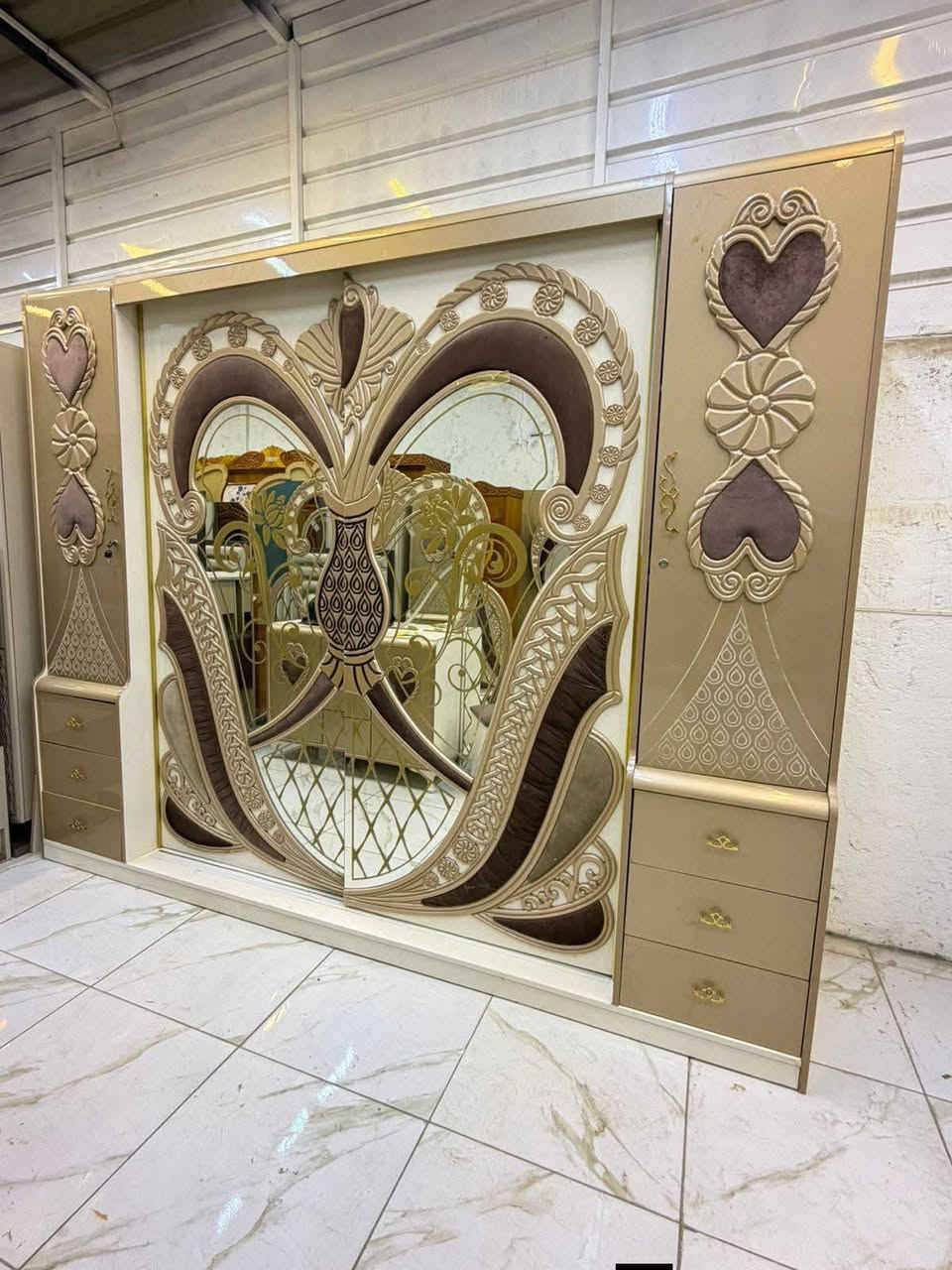 سلام عليكم غرفه مستعملة للبيع ب700 نضافته 80/100 مكانه المدائن الشراي يخابر ***********
