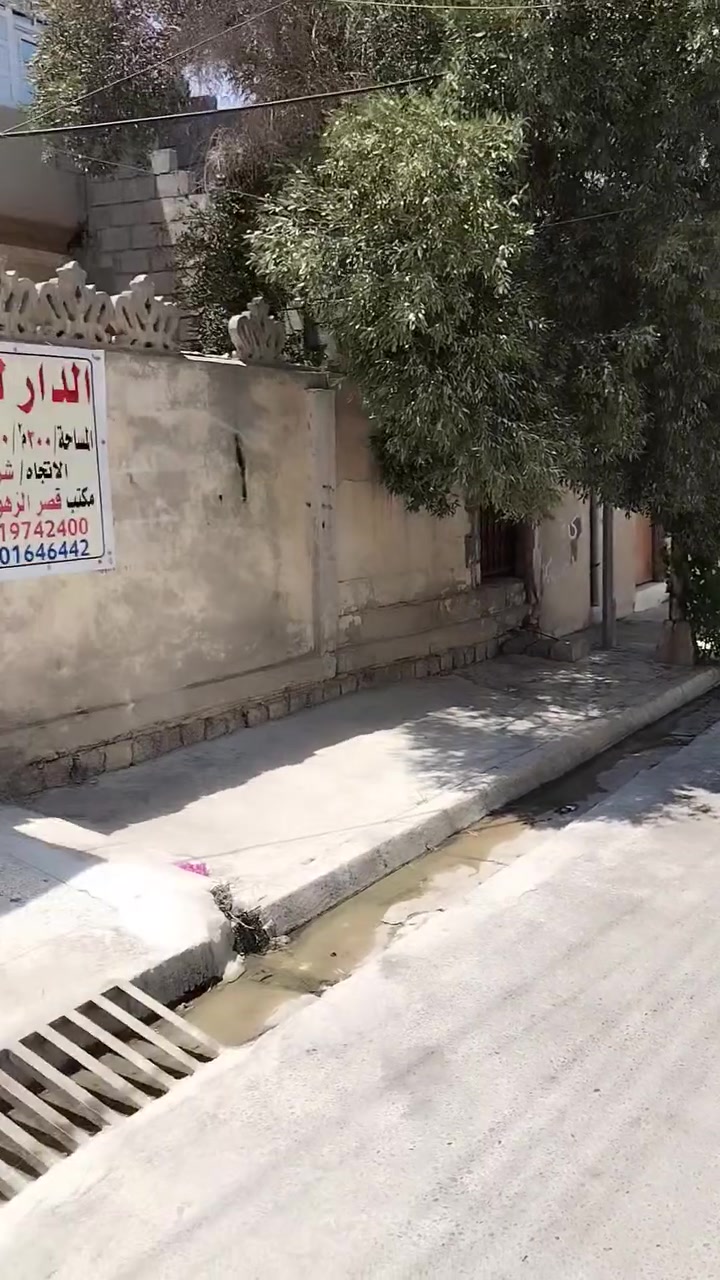 الدار للبيع 🔴🔴🔴🔴🔴
المساحه 200 متر 
الواجهه 10 
البيت يحتوي على طابق وثت رباع 
الطابق الاول يحتوي على كراج سياره كبير وغرفه استقبال ومطبخ وهول وصحيات وغرفتين نوم وصحيات. 
الطابق الثاني يحتوي على غرفتين نومم ومطبخ وصيحات وسطح ناصي وبيتونه وسطح عالي. 
الاستفسار والسعر علـ رقم ***********
