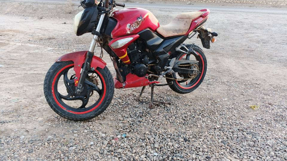 سلام عليكم  موطور سايم بطح للبيع المكان الرمادي الموطور مانقصه كلشي جاهز شغل وطلع سعر 500وبيه مجال للطيبين تواصل ‏‪***********‬‏
