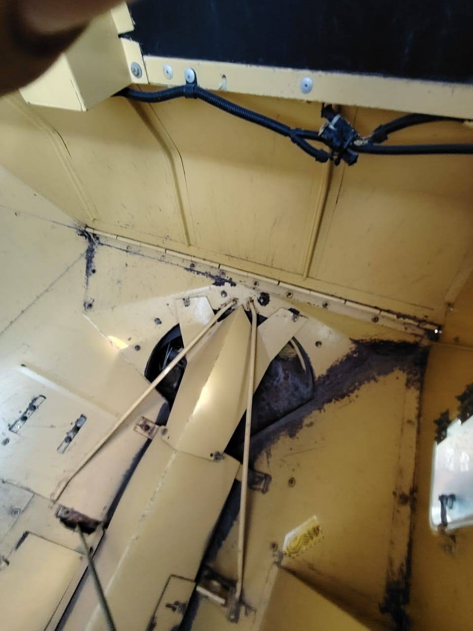 حاصده للبيع موديل 2000 خمسه بلم هيدرو تك درام دخول جديد مكفوله كفاله عامه كير محرك اكسلات شواصي طبله 17فوت  عاده 3800،. رقم واسط الماني سنويه لل26 بأسمي للاستفسار الاتصال على ***********
