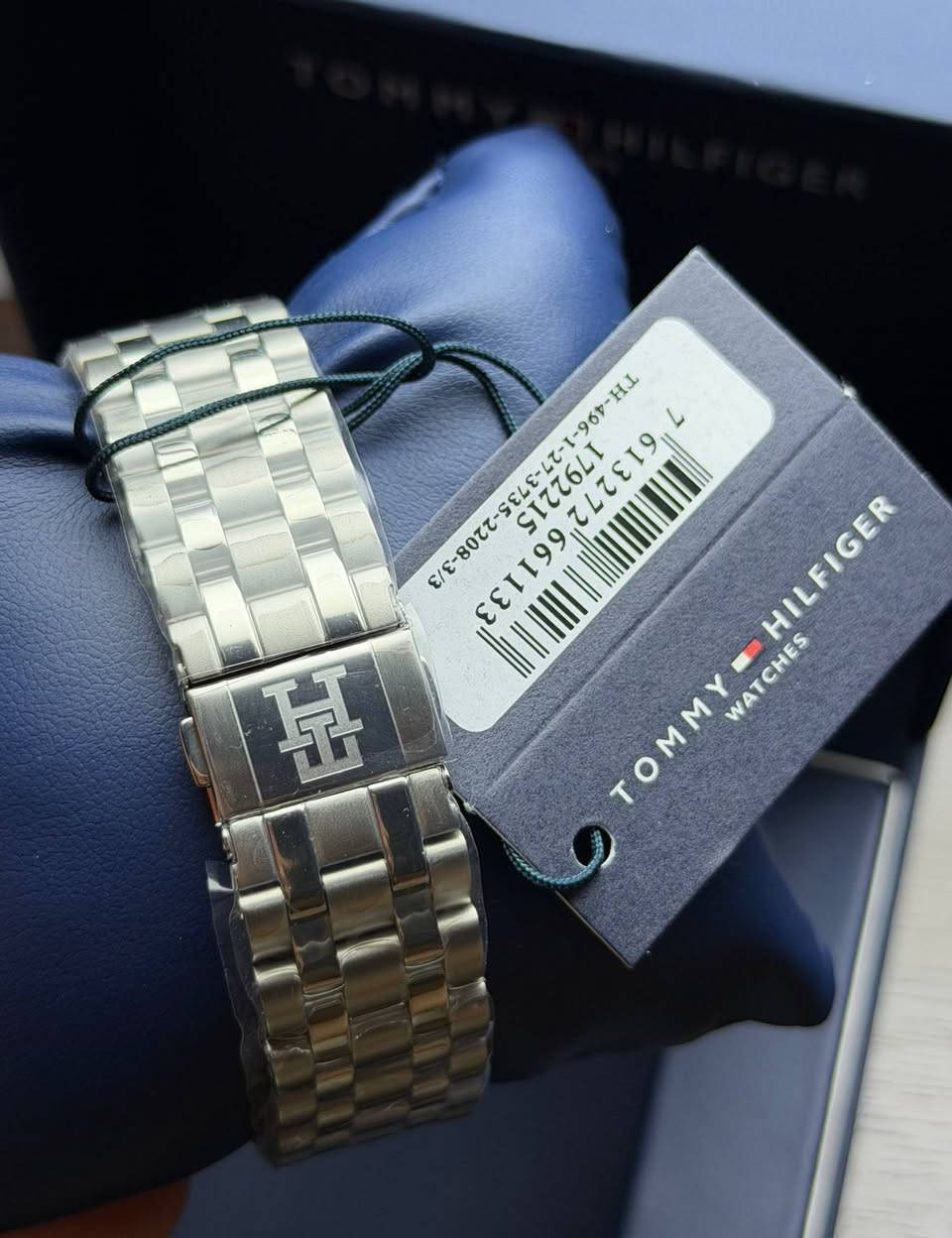 Tommy HILFIGER 
ايطالي اصلي وكالة 
رقم الموديل 1792215
كاملة المرفقات ضمان سنة 
ارقام واميال لامينوس
سير  مميز 
سنتر ثواني منفصل 
نافذ شهري 
نظام 24 ساعة
ستانلس ستيل بالكامل 
مقاومة للماء 5 بار 

السعر 85 الف على اول تم 

⭕️ملاحظة / جميع الصور من تصويرنا للقطعه

VqfUAZRKqGyQIMeHWm


**إذا كنت صاحب هذا الإعلان وتريد حذفه لأي سبب، رجاءا أرسل رسالة إلى الدعم الفني**