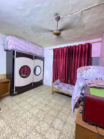 بيت ١٠٠ متر  للبيع طابو صرف مسلح يتكون من غرفتين وحدة فوك وغرفة أرضية وهول بيت نظيف قرب مطعم الرياضي سعرة ١١٥مليون
***********
